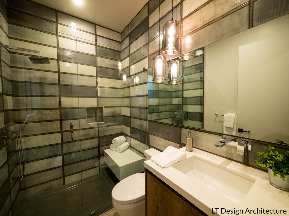 Foto på ett funkis vit badrum med dusch, med en kantlös dusch, en vägghängd toalettstol, grå kakel, keramikplattor, grå väggar, ett konsol handfat, bänkskiva i akrylsten, dusch med gångjärnsdörr, klinkergolv i keramik och grått golv