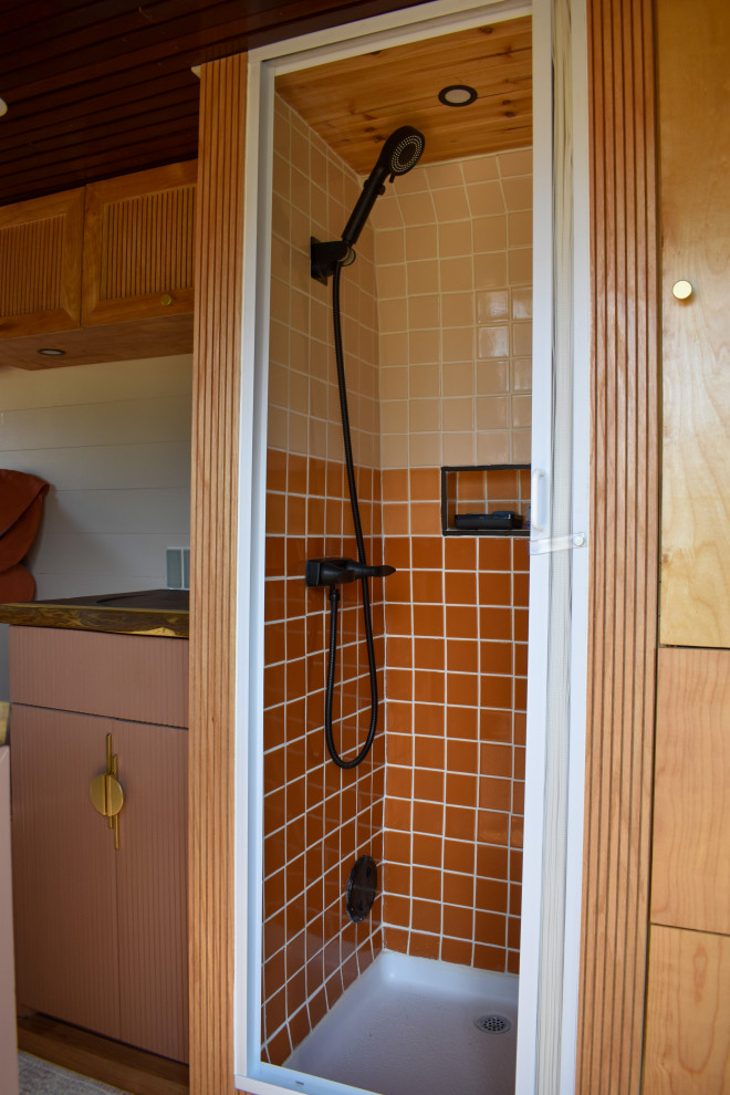 Esempio di una piccola stanza da bagno boho chic con piastrelle arancioni, piastrelle in ceramica e doccia aperta
