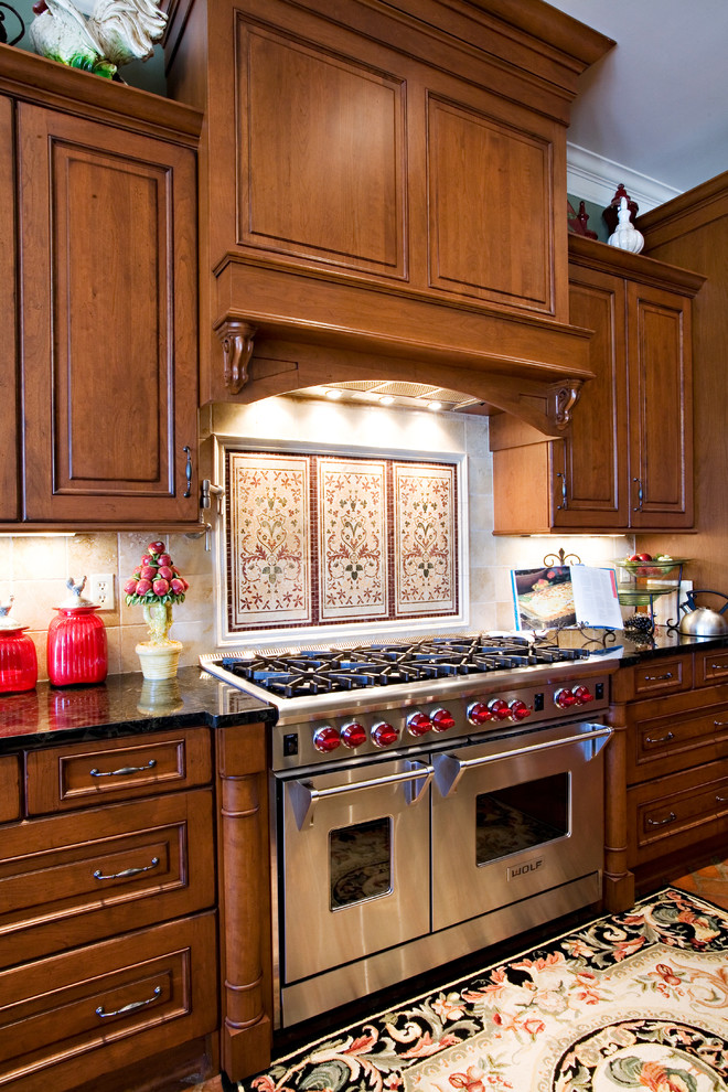 This is an example of a traditional l-shaped eat-in kitchen in New Orleans with an undermount sink.