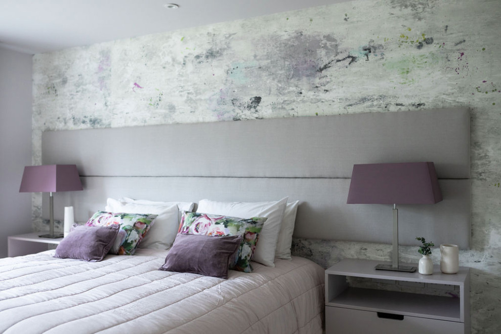 Ispirazione per una camera matrimoniale minimalista di medie dimensioni con pareti rosa, moquette, pavimento grigio e carta da parati