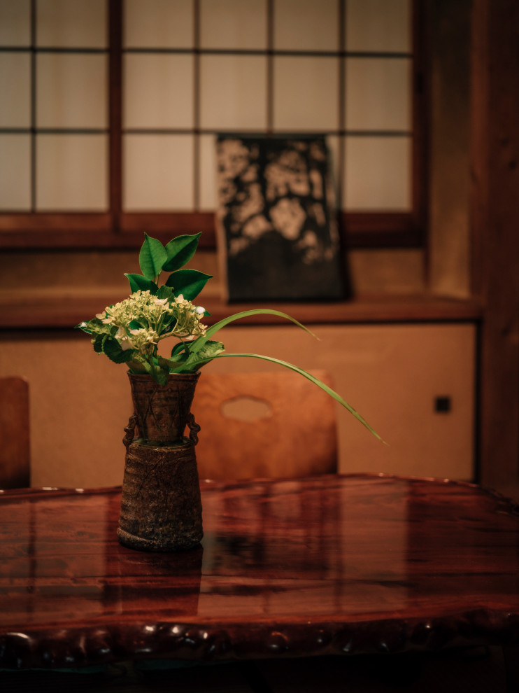 京都にあるアジアンスタイルのおしゃれな主寝室 (ベージュの壁、竹フローリング、暖炉なし、黄色い床、板張り天井) のレイアウト