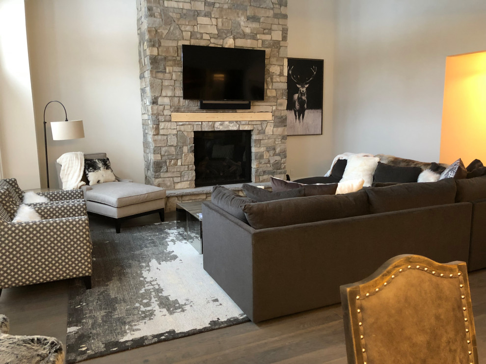 Mountain style home design photo in Toronto