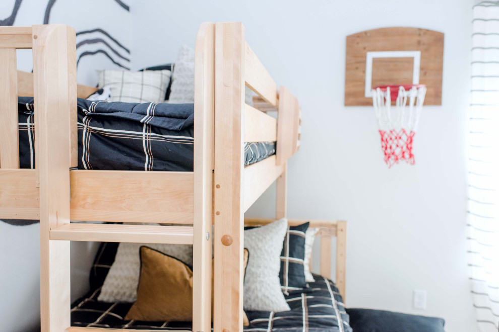 Imagen de dormitorio infantil de 4 a 10 años escandinavo de tamaño medio con paredes grises, moqueta y suelo beige