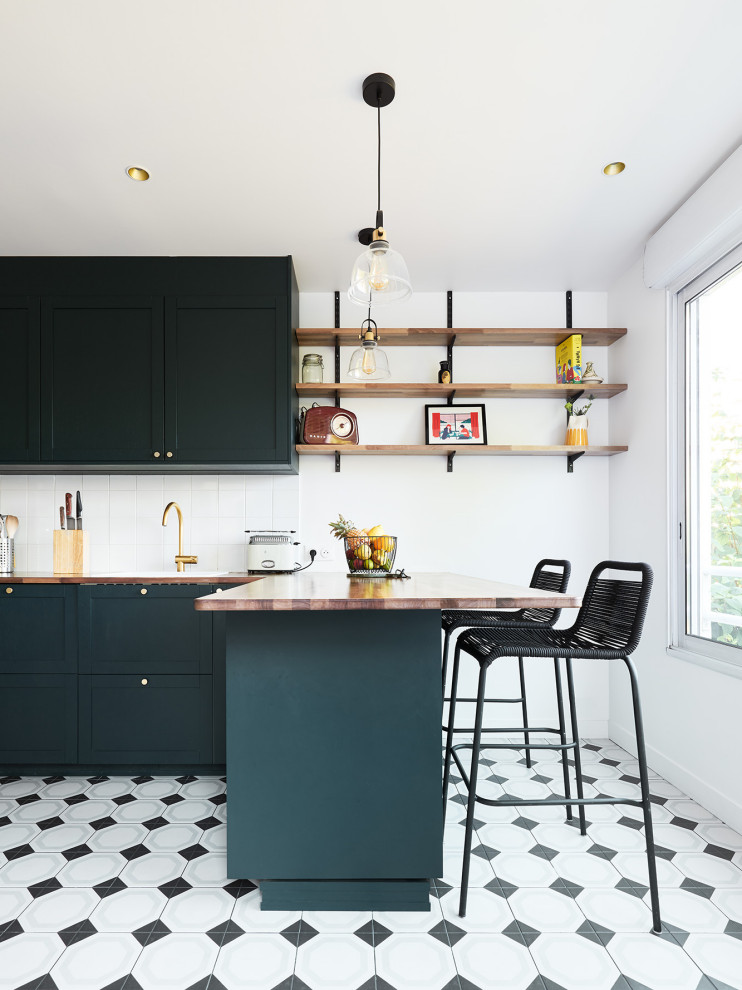 Inspiration för stora moderna brunt u-kök, med en integrerad diskho, luckor med profilerade fronter, gröna skåp, träbänkskiva, vitt stänkskydd, stänkskydd i keramik, integrerade vitvaror, klinkergolv i keramik, en köksö och flerfärgat golv