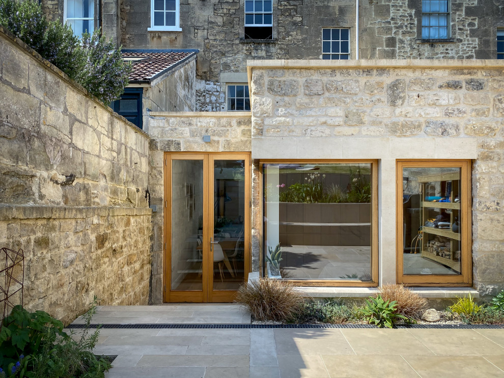 Inspiration pour un façade d'immeuble design en pierre de taille moyenne avec un toit plat et un toit végétal.