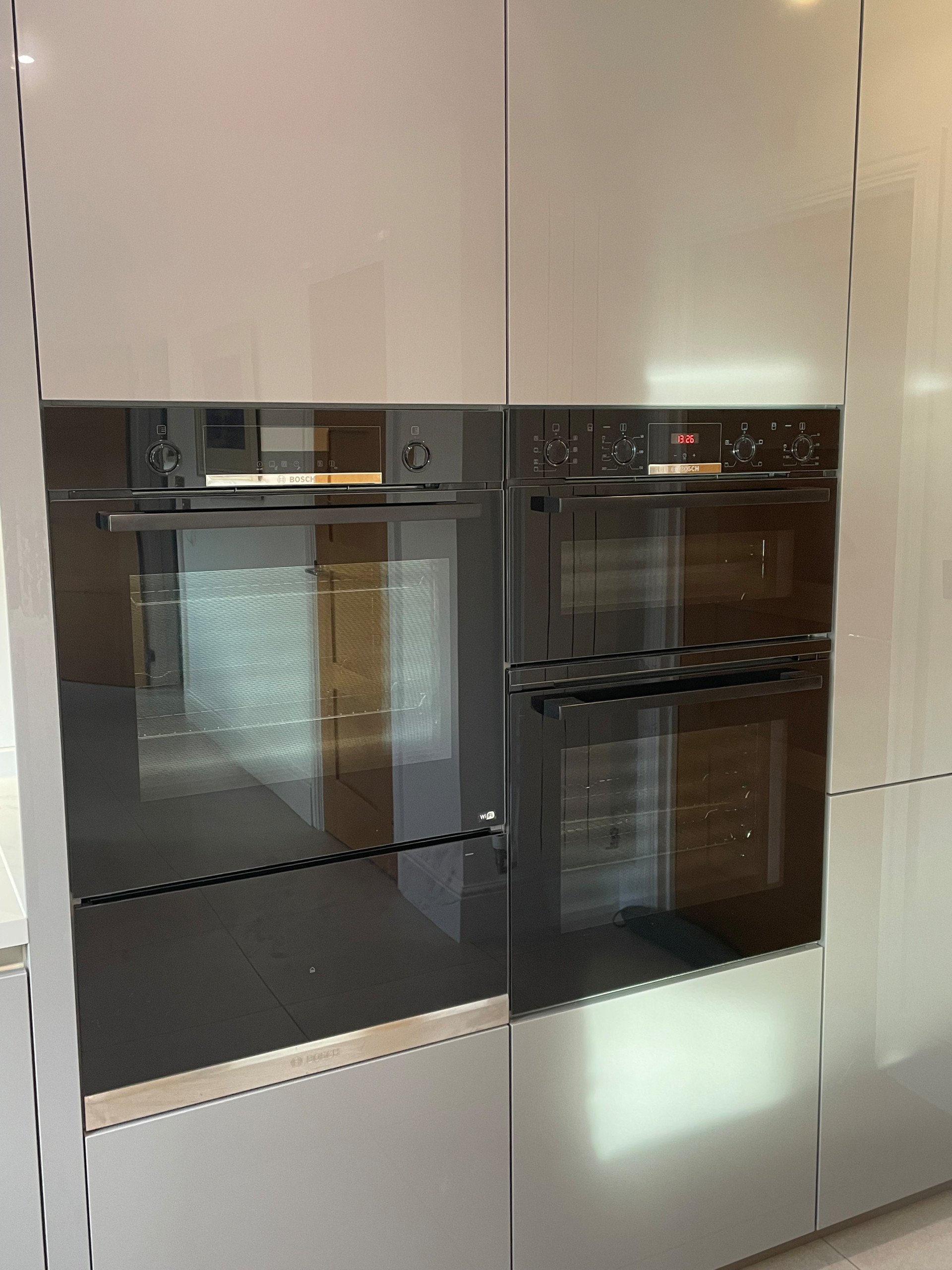 High Gloss Gravel Handleless Kitchen with White and Grey Solid Surface Tops