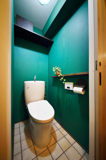 おしゃれなトイレ 洗面所 緑の壁 の画像 年9月 Houzz ハウズ