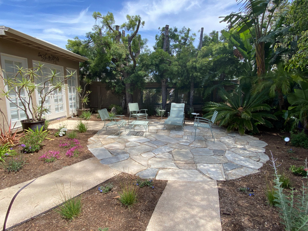Foto di un piccolo giardino eclettico esposto a mezz'ombra dietro casa con pavimentazioni in pietra naturale
