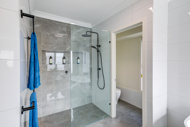 Captivating Minimalist Master Bathroom Renovation contemporary-badrum