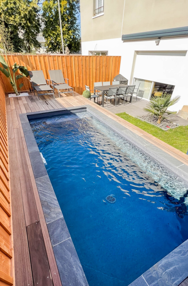 Design ideas for a small modern backyard rectangular aboveground pool in Bordeaux with with a pool and decking.