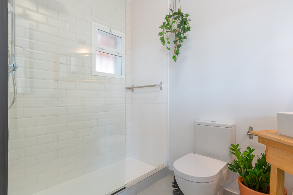 Свежая идея для дизайна: маленькая ванная комната в средиземноморском стиле для на участке и в саду - отличное фото интерьера