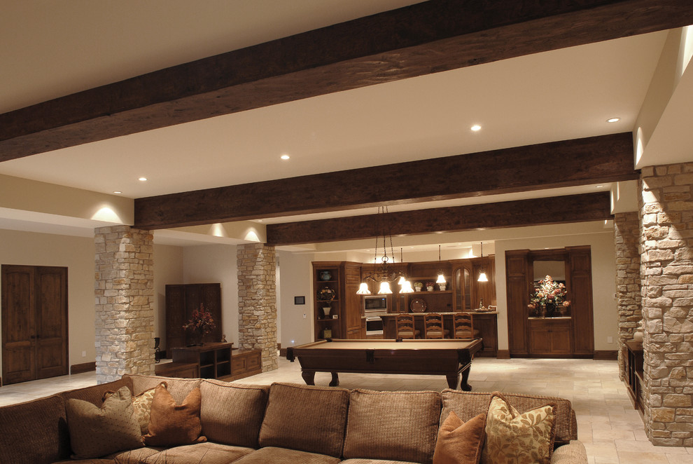 Immagine di un ampio soggiorno tradizionale con sala giochi, TV a parete, travi a vista, pavimento con piastrelle in ceramica e pavimento beige