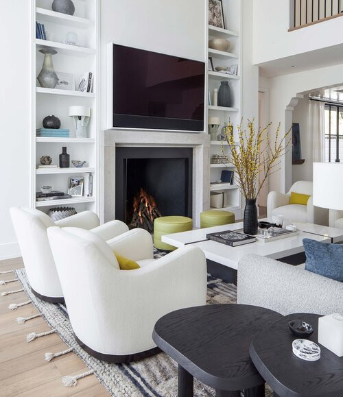 Mittelgroßes, Repräsentatives, Fernseherloses, Abgetrenntes Modernes Wohnzimmer ohne Kamin mit weißer Wandfarbe und braunem Holzboden in Denver