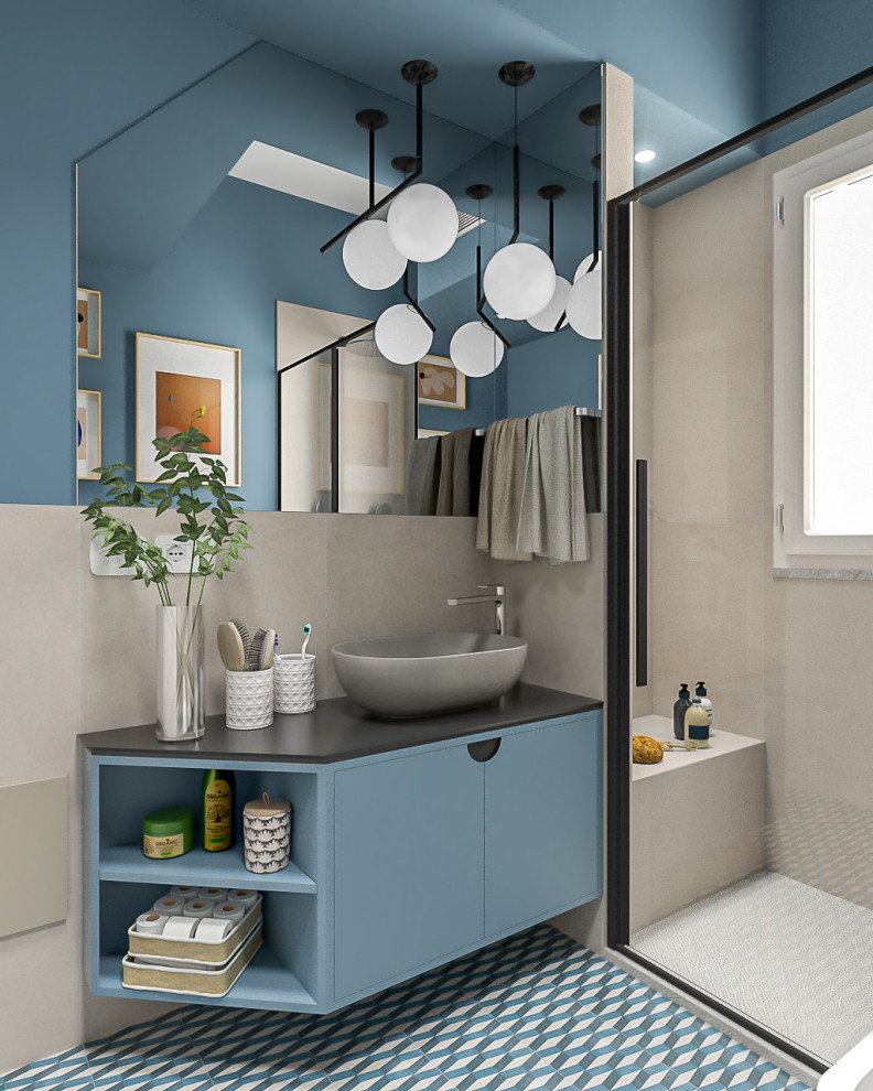 Пример оригинального дизайна: маленькая ванная комната в современном стиле с плоскими фасадами, синими фасадами, душем в нише, раздельным унитазом, бежевой плиткой, керамогранитной плиткой, синими стенами, полом из керамогранита, душевой кабиной, настольной раковиной, столешницей из искусственного камня, разноцветным полом, душем с раздвижными дверями, черной столешницей, сиденьем для душа, тумбой под одну раковину, подвесной тумбой и многоуровневым потолком для на участке и в саду