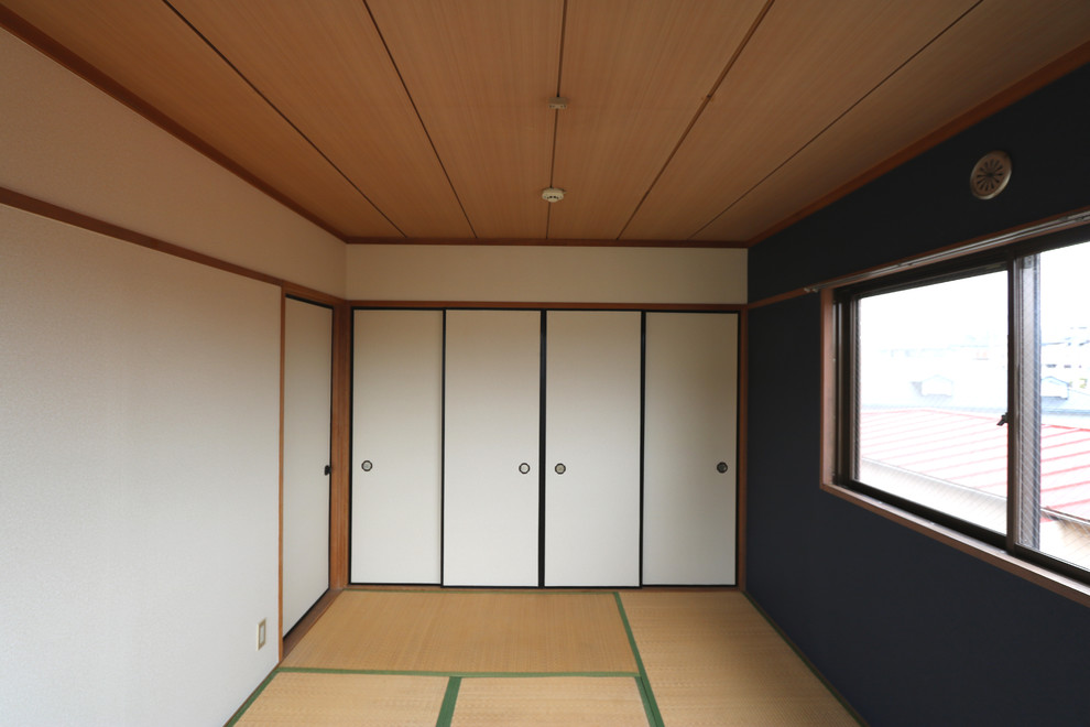 東京23区にある中くらいな和風のおしゃれな主寝室 (マルチカラーの壁、畳、ベージュの床)