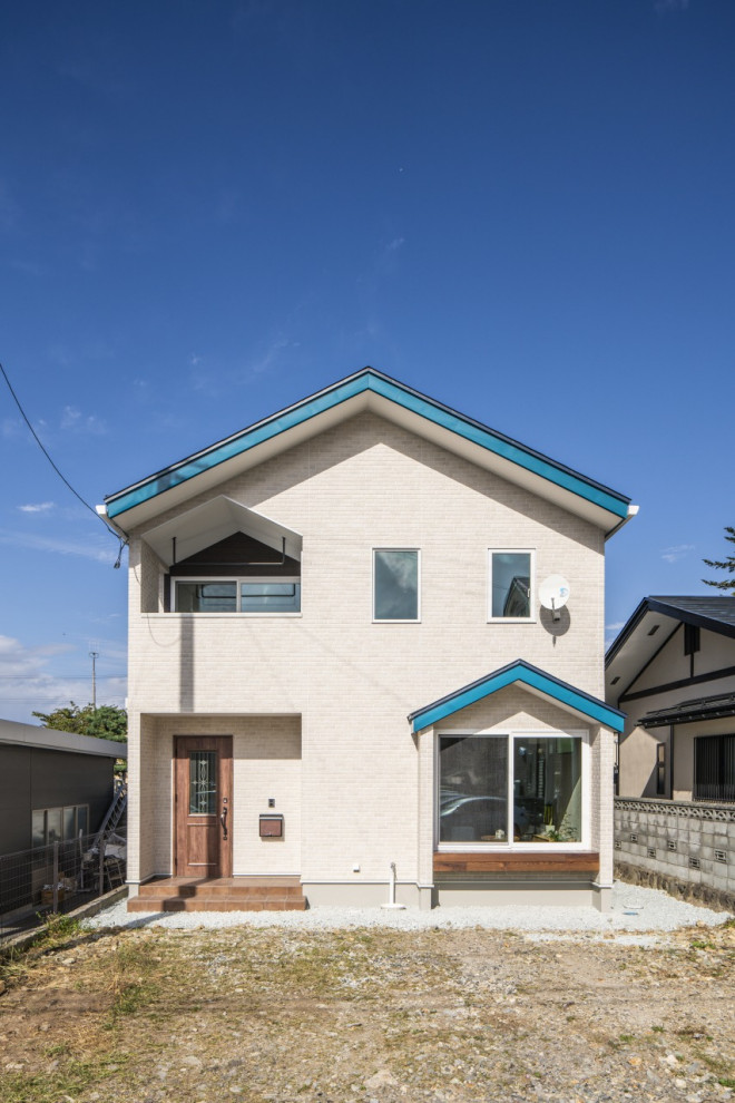 Источник вдохновения для домашнего уюта: двухэтажный, белый частный загородный дом среднего размера в стиле модернизм с облицовкой из ЦСП, двускатной крышей, металлической крышей и синей крышей