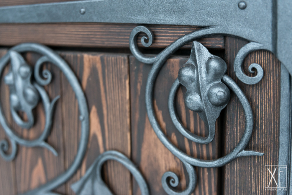 Декоративные кованные элементы и механический замок для двери в погреб