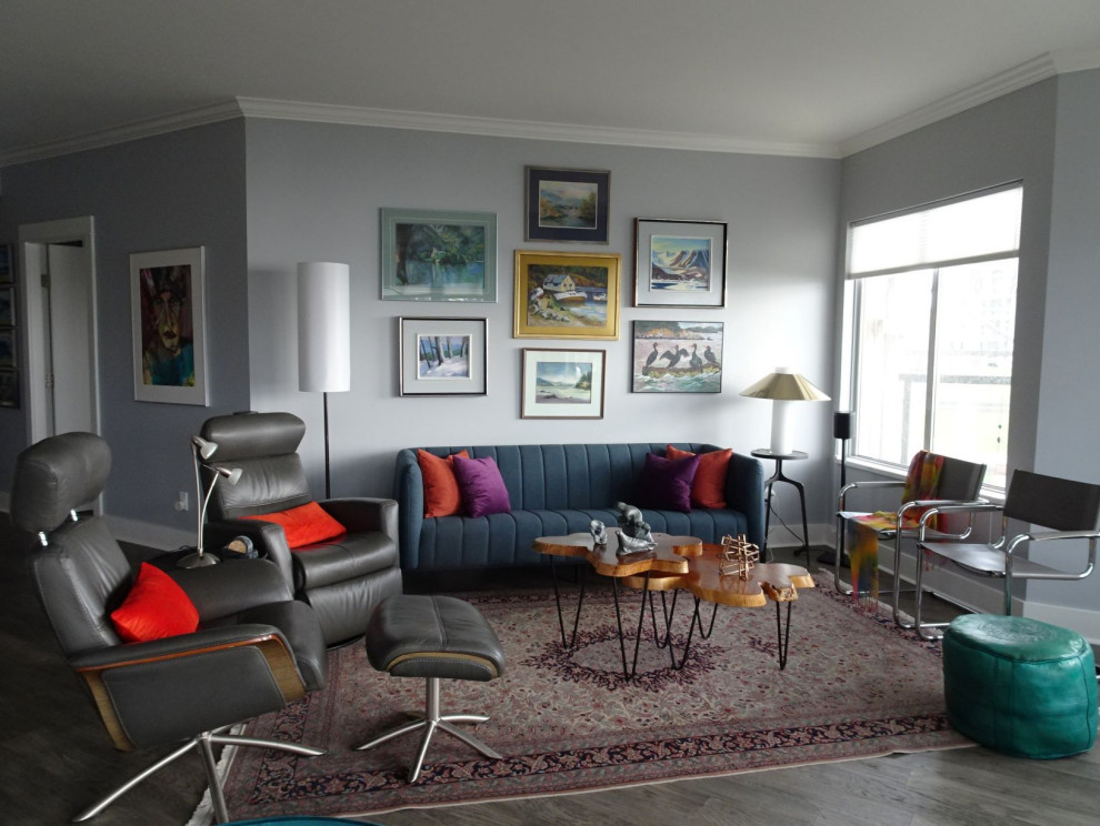 Modelo de sala de estar abierta ecléctica con paredes azules, suelo vinílico, televisor independiente y suelo gris