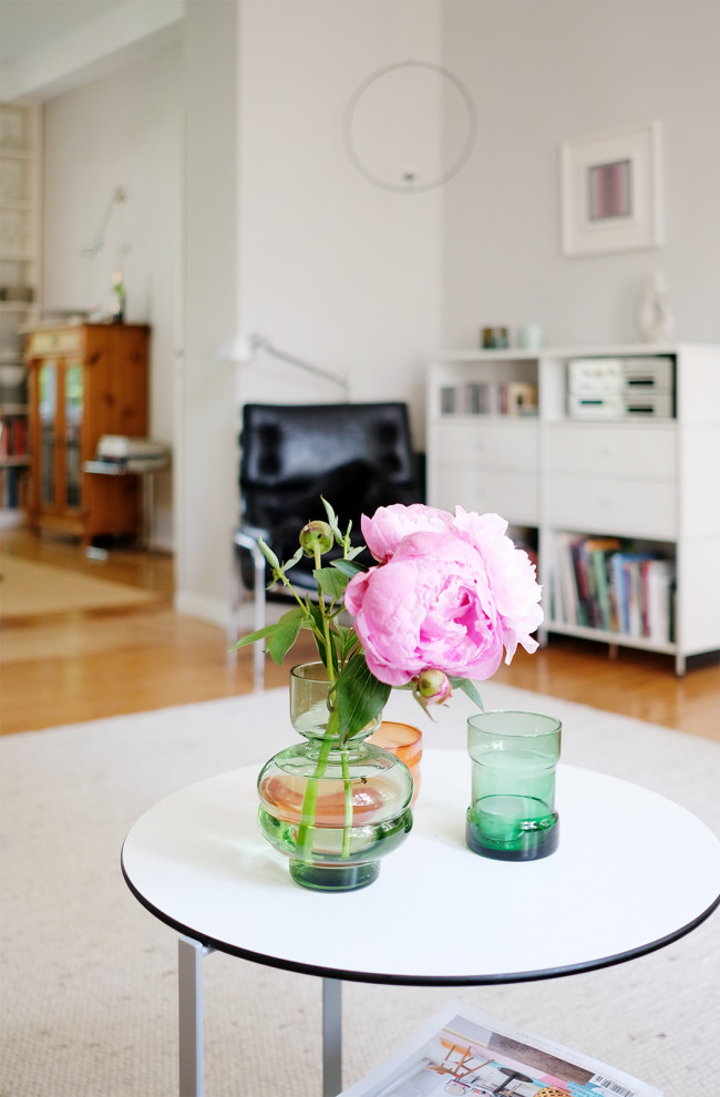 Modernes Wohnzimmer mit grauer Wandfarbe in Berlin