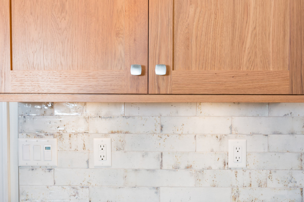 Transitional u-shaped kitchen photo with an island
