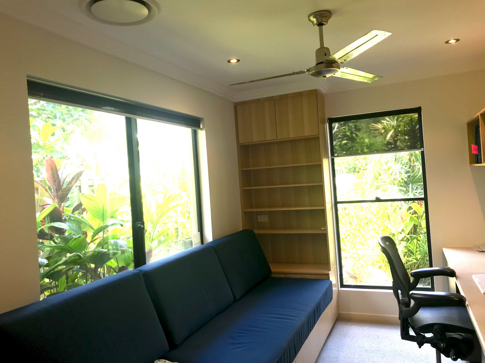 Kleines Modernes Arbeitszimmer mit Arbeitsplatz, weißer Wandfarbe, Teppichboden, Einbau-Schreibtisch und grauem Boden in Sunshine Coast