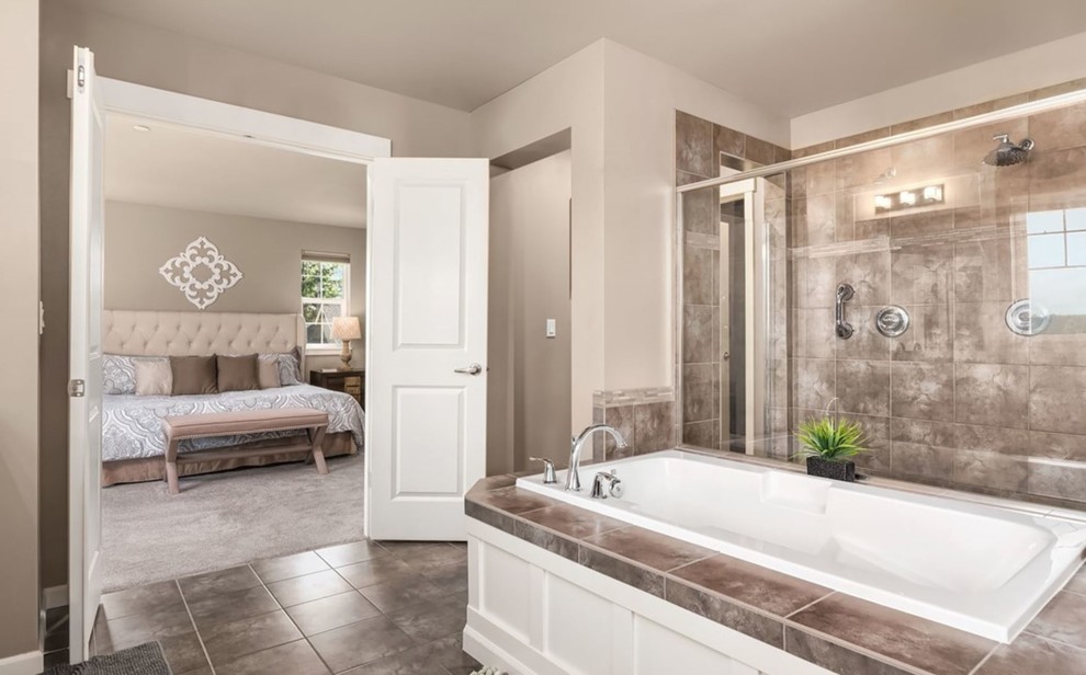 Example of a transitional home design design in Seattle