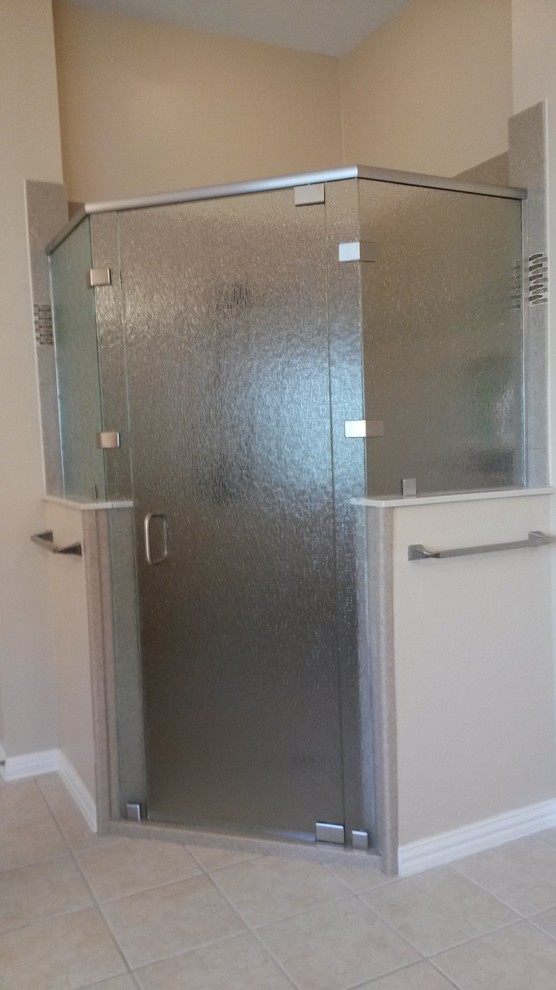 Example of a transitional home design design in Austin