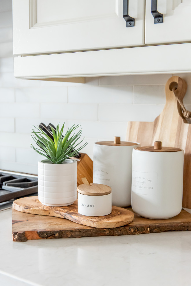 Inspiration for a transitional home design remodel in Toronto