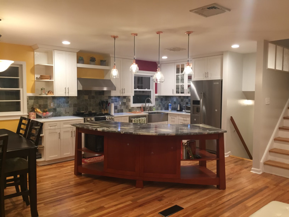 Exempel på ett mellanstort modernt vit vitt kök, med granitbänkskiva, grönt stänkskydd, stänkskydd i stenkakel, rostfria vitvaror, en köksö, ljust trägolv, luckor med infälld panel och vita skåp
