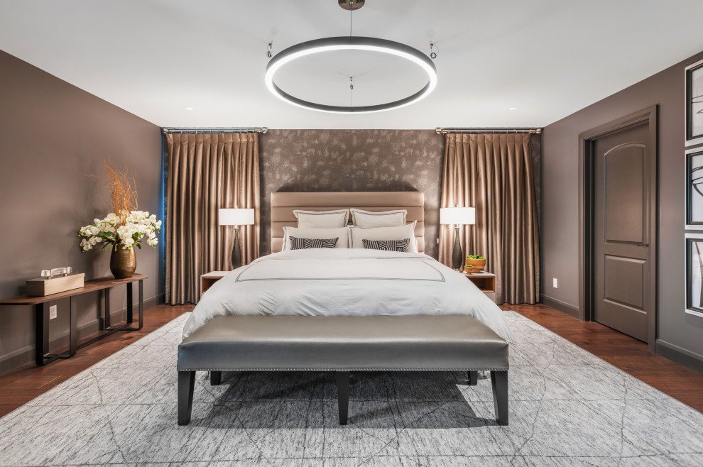 Стильный дизайн: хозяйская спальня среднего размера в современном стиле с коричневыми стенами, паркетным полом среднего тона, коричневым полом и обоями на стенах - последний тренд
