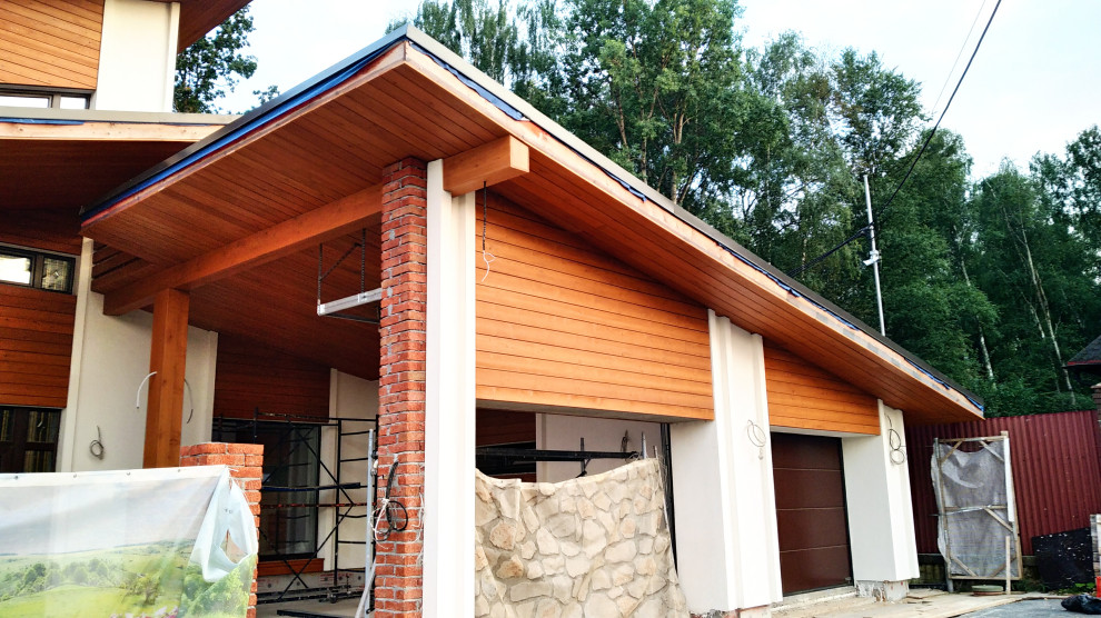 Отделка загородного дома планкеном из лиственницы