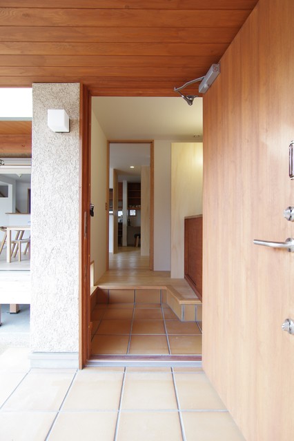 畳リビングでほっこりくつろぐ家 moderno-entrada