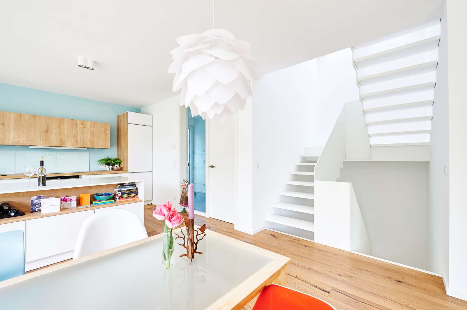 Лестиница с наружной тетивой из HPL-панелей в белом цвете