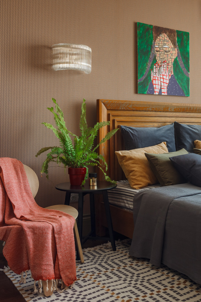 Mittelgroßes Hauptschlafzimmer mit brauner Wandfarbe, braunem Boden, eingelassener Decke und Tapetenwänden