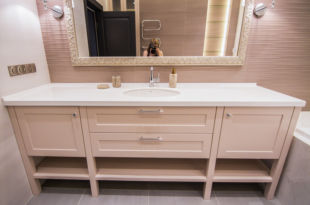 Светлая тумба в ванную