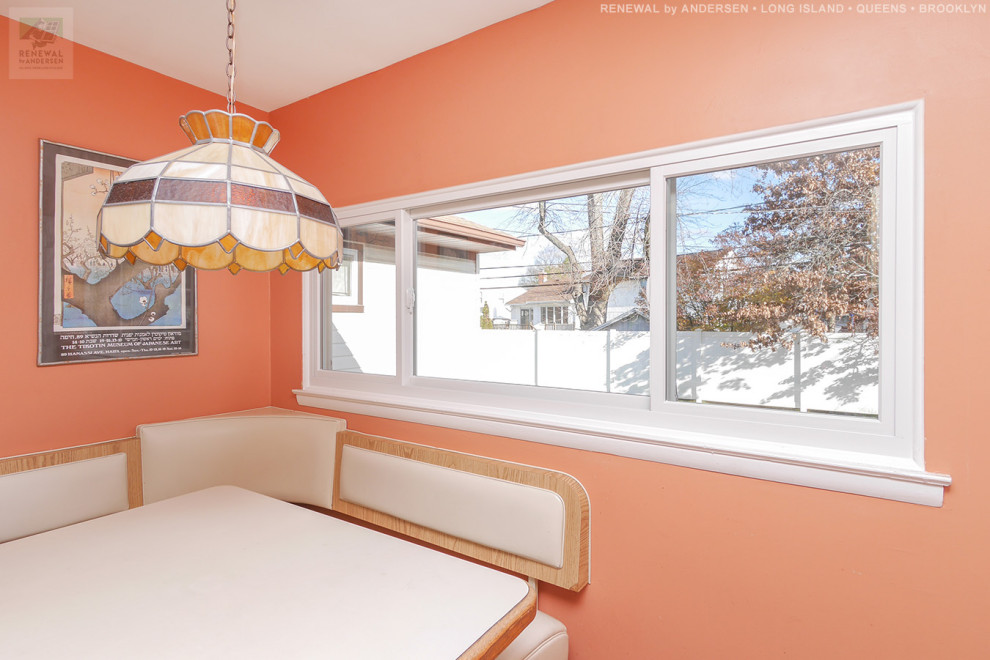 Kleine Wohnküche ohne Kamin mit oranger Wandfarbe in New York