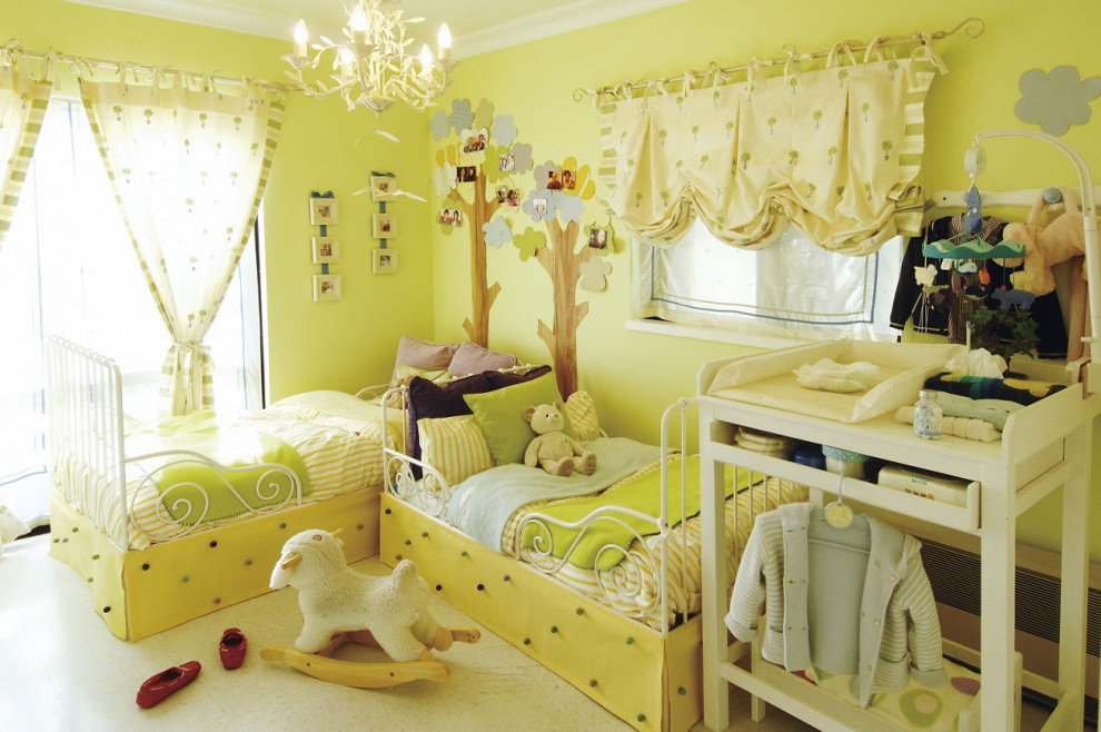 Idee per una piccola cameretta per bambini da 1 a 3 anni country con pareti verdi, pavimento in sughero, pavimento bianco, soffitto in carta da parati e pareti in perlinato