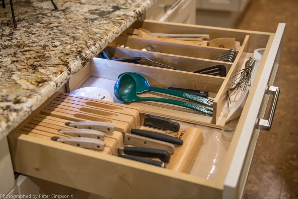 Kitchen - transitional kitchen idea in Miami