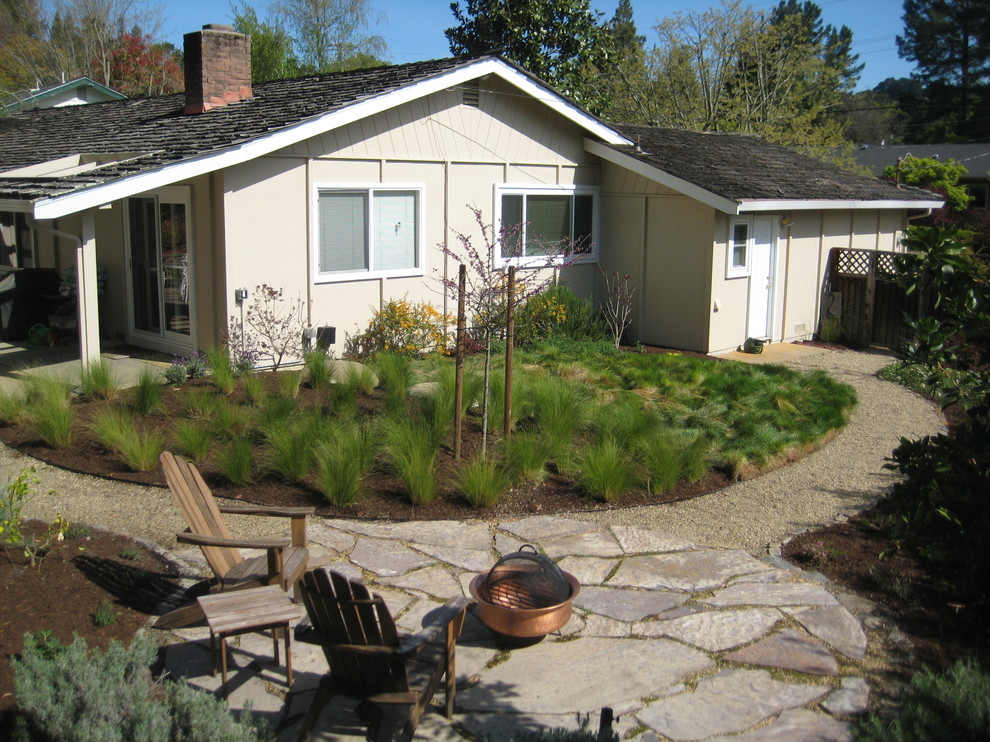 Small traditional backyard patio in San Francisco with natural stone pavers.