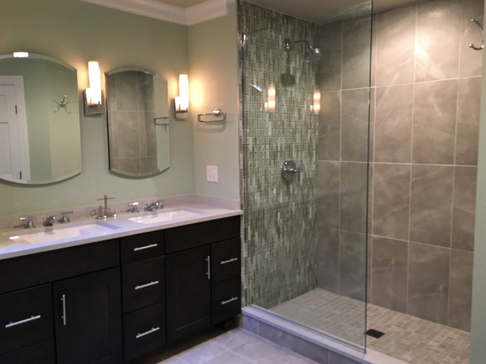 Example of a transitional bathroom design in Chicago