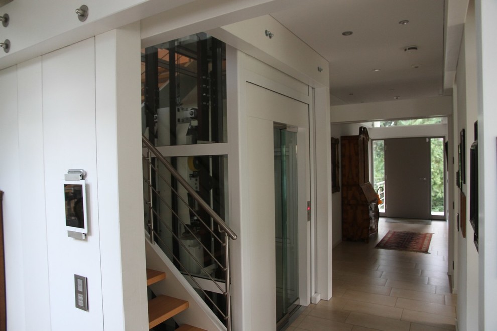 Moderner Flur mit weißer Wandfarbe in Berlin