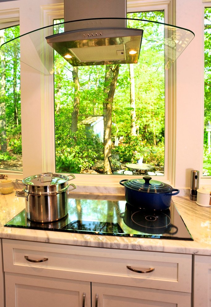 Kitchen - large transitional u-shaped medium tone wood floor kitchen idea in DC Metro with an undermount sink, shaker cabinets, white cabinets, granite countertops, stainless steel appliances and an island