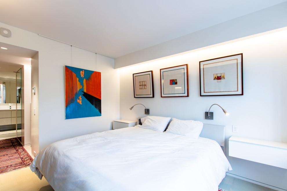 Ejemplo de dormitorio principal moderno pequeño sin chimenea con paredes blancas, suelo de madera clara, suelo gris, vigas vistas y panelado