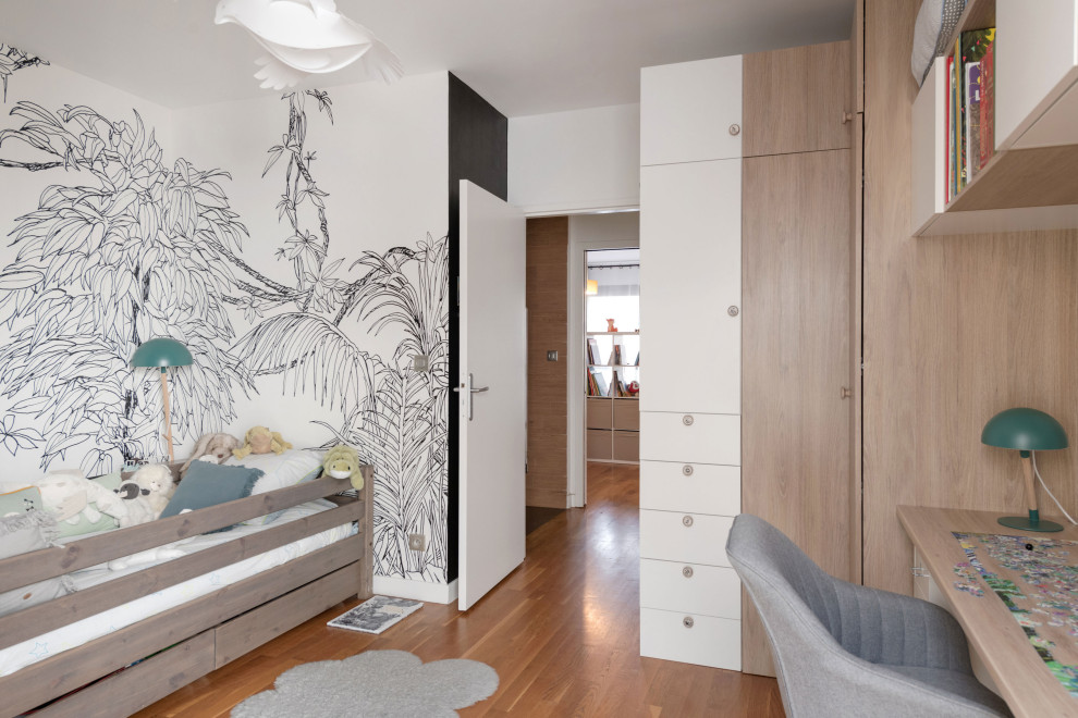 リヨンにある高級な中くらいな北欧スタイルのおしゃれな子供部屋 (白い壁、ラミネートの床、児童向け、ベージュの床、壁紙) の写真