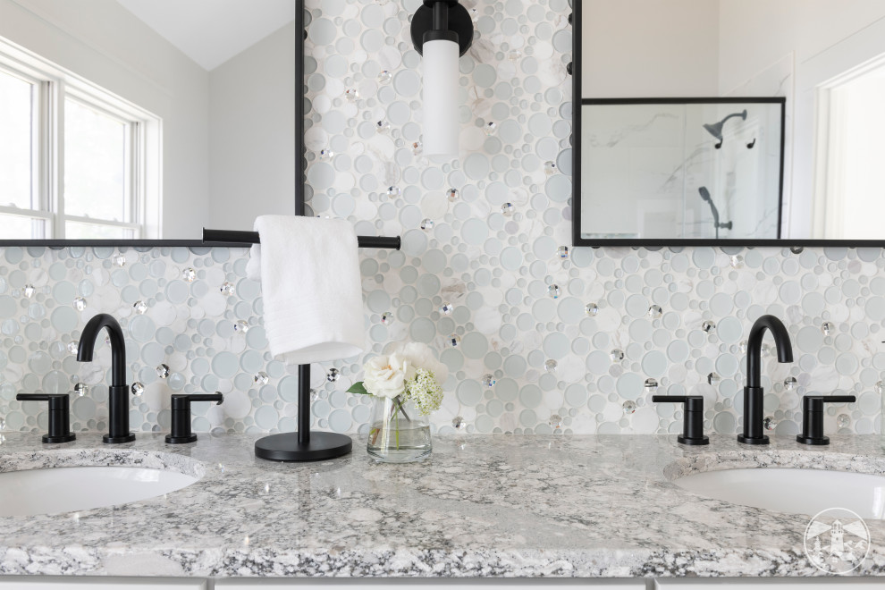 Inredning av ett modernt stort grå grått en-suite badrum, med vita skåp, vit kakel, mosaik, ett undermonterad handfat och bänkskiva i kvarts