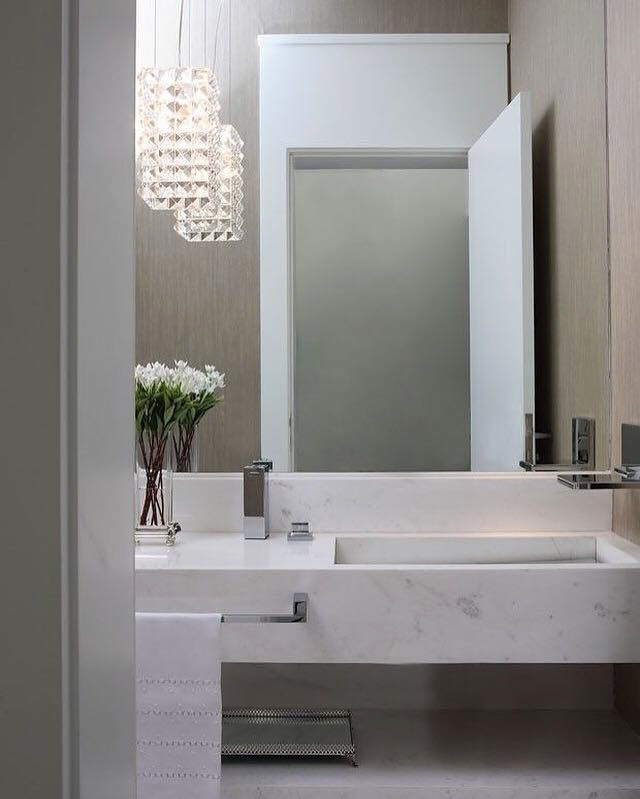 Источник вдохновения для домашнего уюта: ванная комната в стиле модернизм с мраморной столешницей и белой столешницей