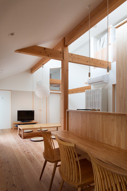 三軒屋のあかり家 moderno-sala-da-pranzo