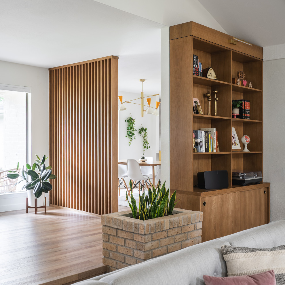Immagine di un soggiorno moderno con pavimento in legno massello medio, pavimento marrone e soffitto a volta