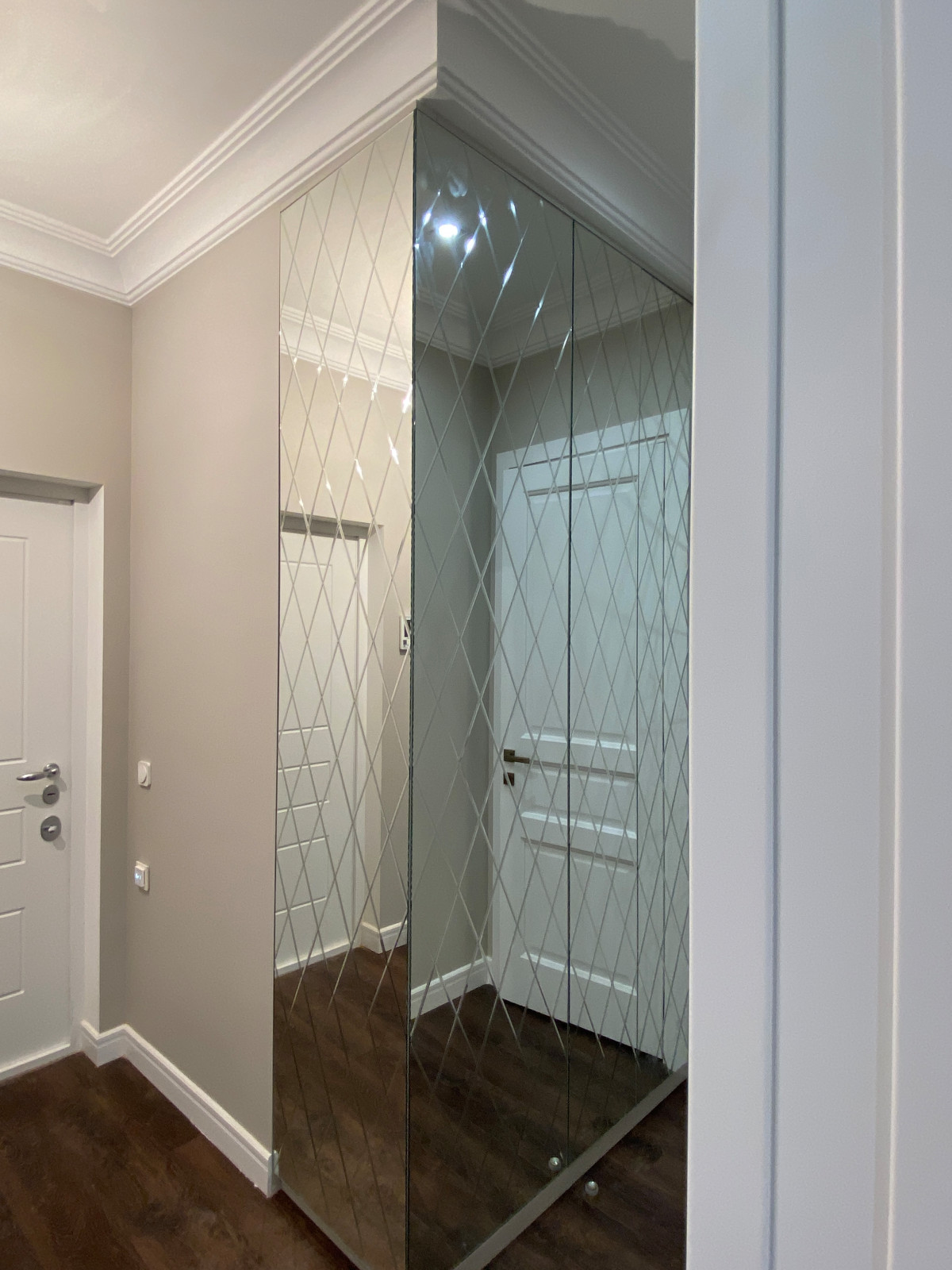 Шкаф в прихожей.