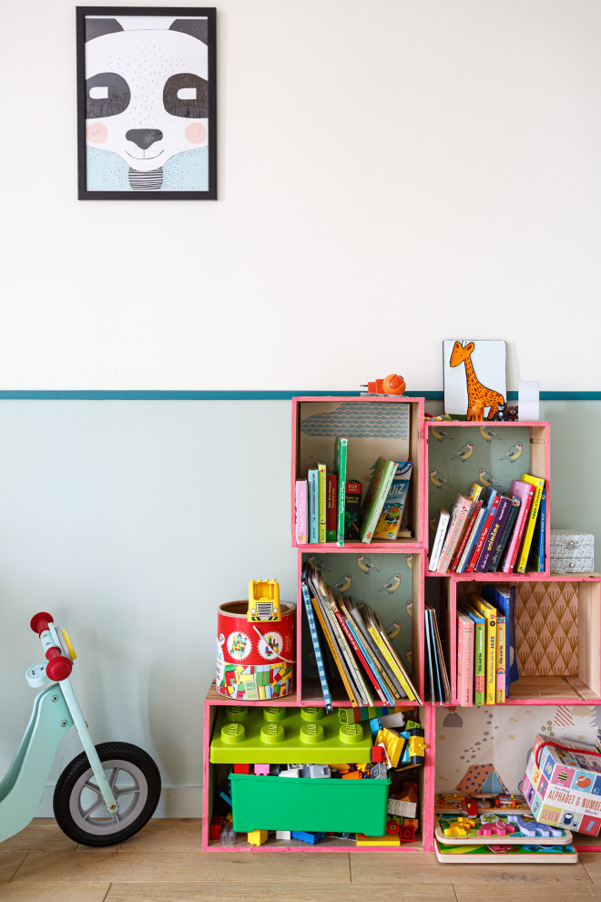 Aménagement d'une chambre d'enfant de 4 à 10 ans moderne de taille moyenne avec un mur multicolore, parquet clair, un sol beige et du papier peint.